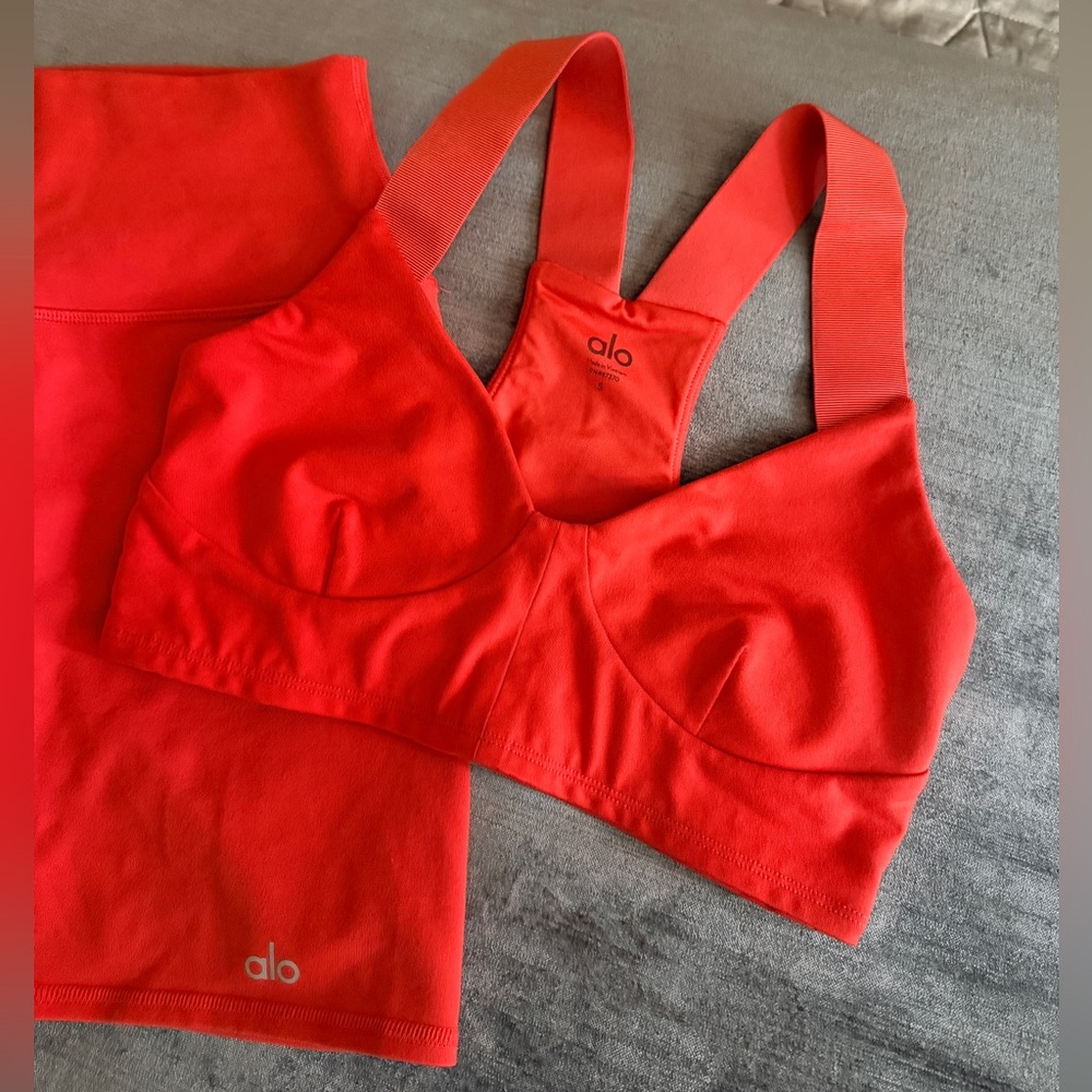 ALO Yoga Airbrush Red Sports Bra and Shorts Set sz SMALL - Picture 2 of 3